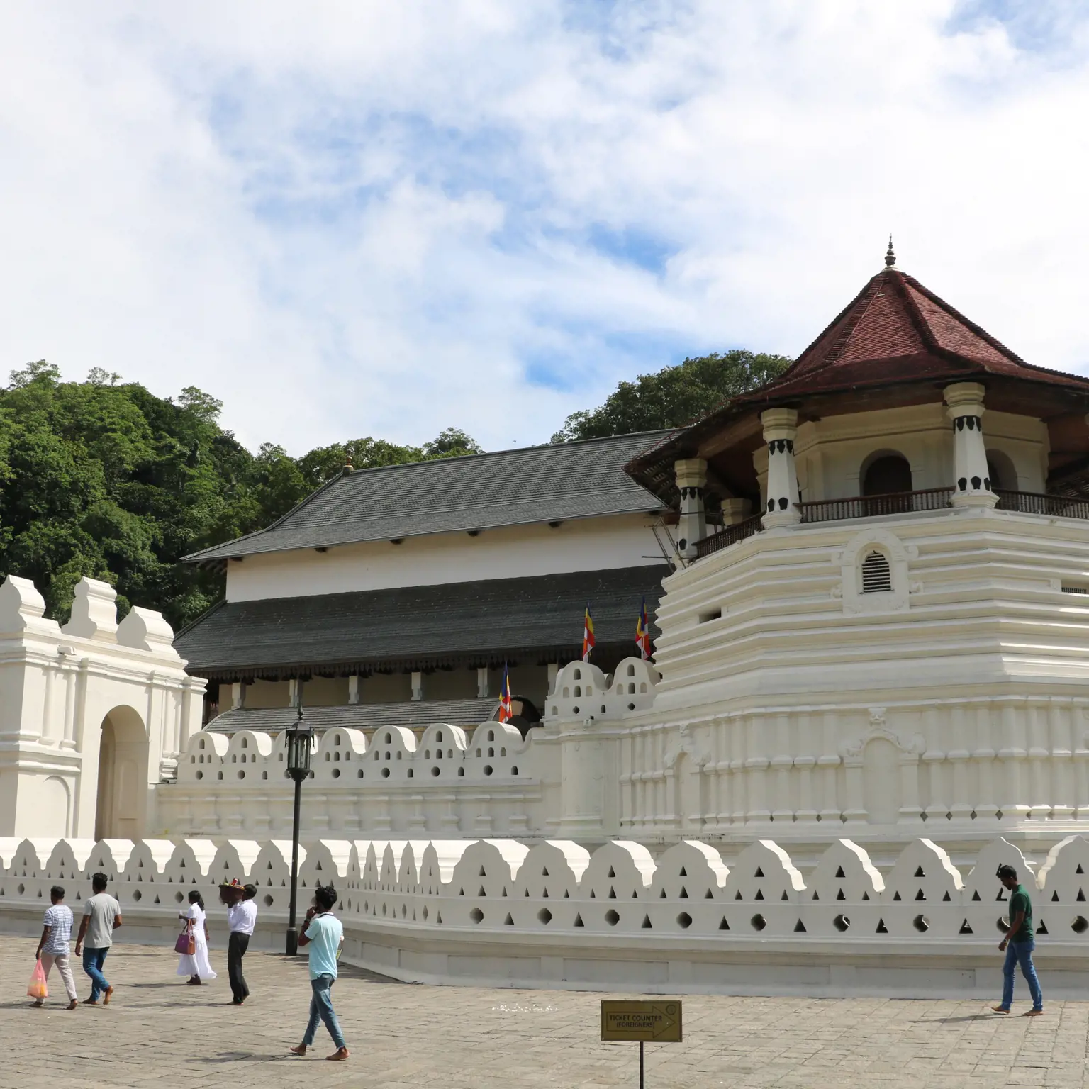 Tauche ein ins spirituelle Sri Lanka im faszinierenden Zahn-Tempel